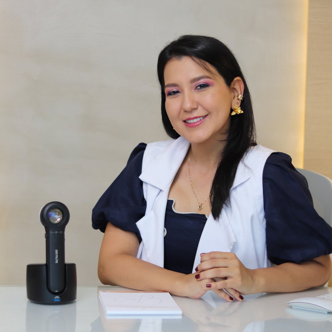Dra. Janeth Alban Muñoz en su consultorio en Cali